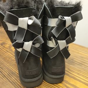 Ugg 10 women boots with bows